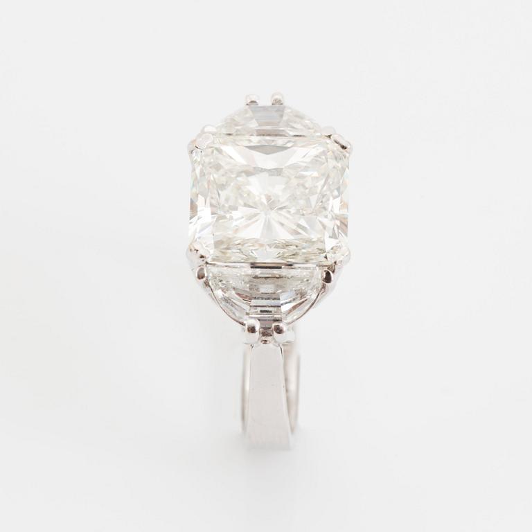 An 18K white gold ring set with a radiant-cut diamond weight 5.02 cts quality H vs2.