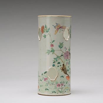 PERUKSTOCK/VAS, porslin. Qingdynastin, omkring 1900.