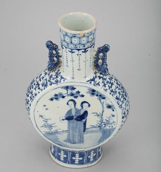 PILGRIMSFLASKA, porslin, Kina, sekelskiftet 1800/1900.