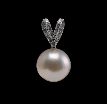 470. A PENDANT, a south sea pearl 15,5 mm, brilliant cut diamonds c. 0.40 ct. 18K white gold.