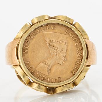 Ring 14k gold with set coin.
