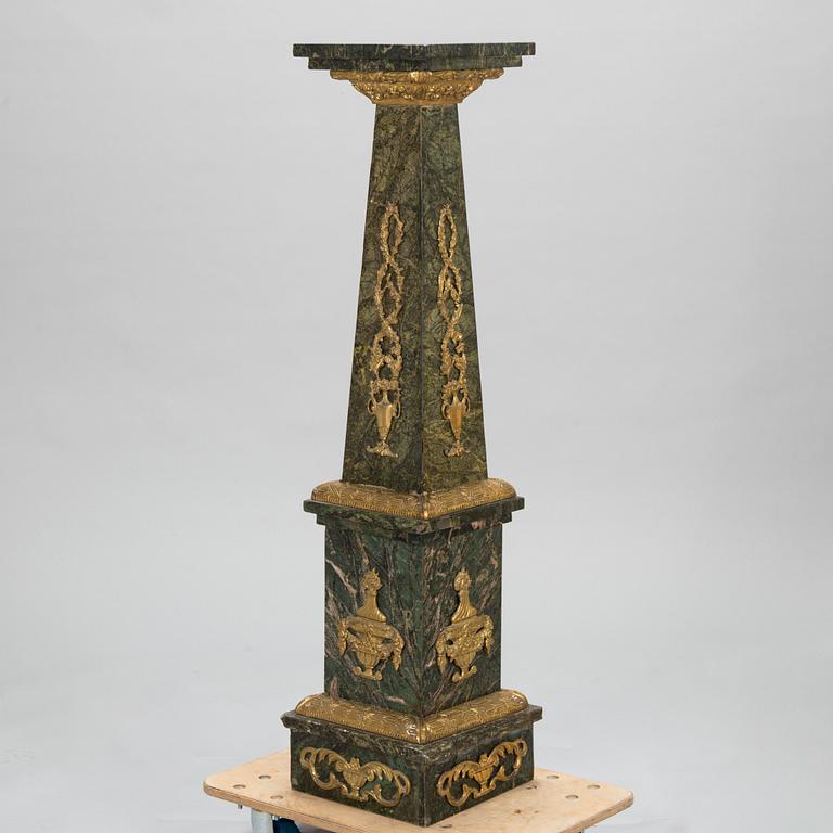 Piedestal, marmor, 1900-talets andra hälft.