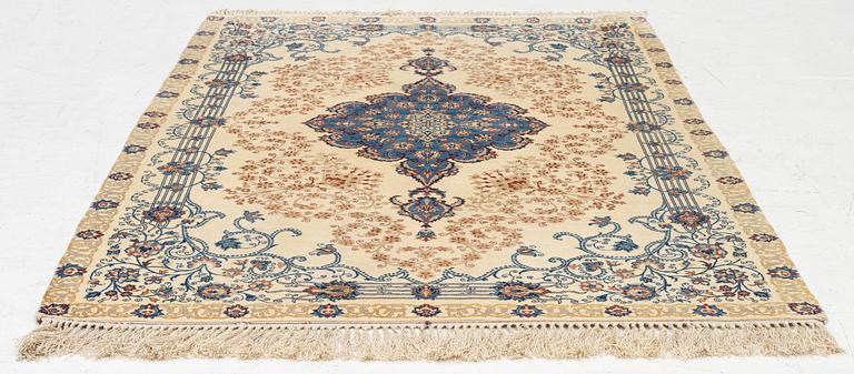 An Isfahan rug, c. 158 x 102 cm.