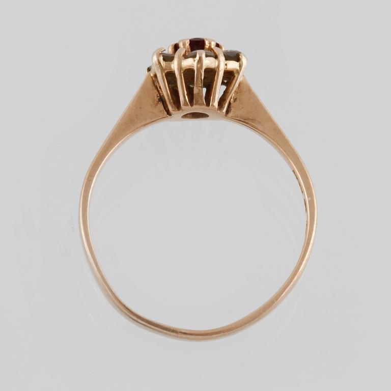 RING, 18K guld med 6 briljantslipade diamanter samt en fasettslipad rubin, Guldex, Göteborg, 1990. Vikt 2,5 g.