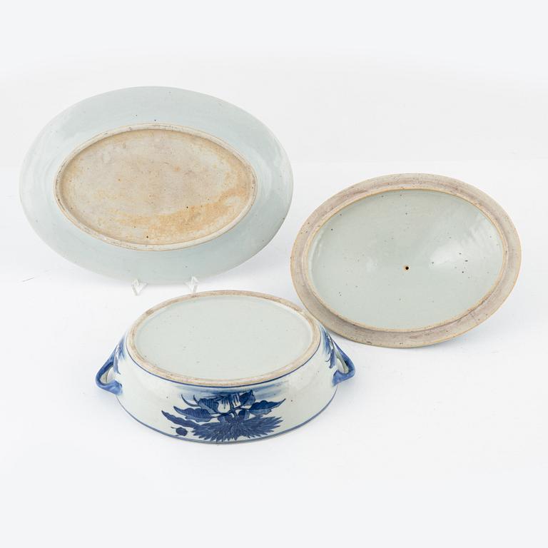 A Chinese blue and white tureen, early 20th Century.