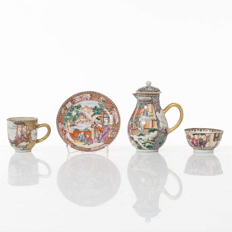 A Chinese export porcelain creamer with cover and two cups, Qing dynasty, 18th century.