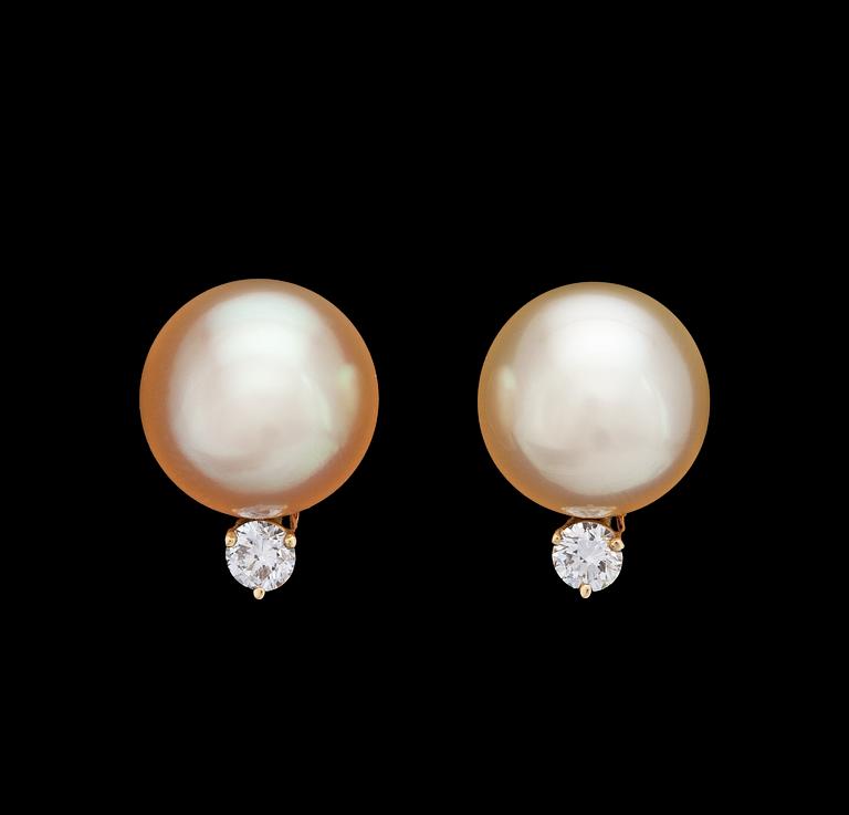 A pair of golden South sea pearl, 13,8 mm, and drop cut diamond earrings, tot. 0.44 cts.