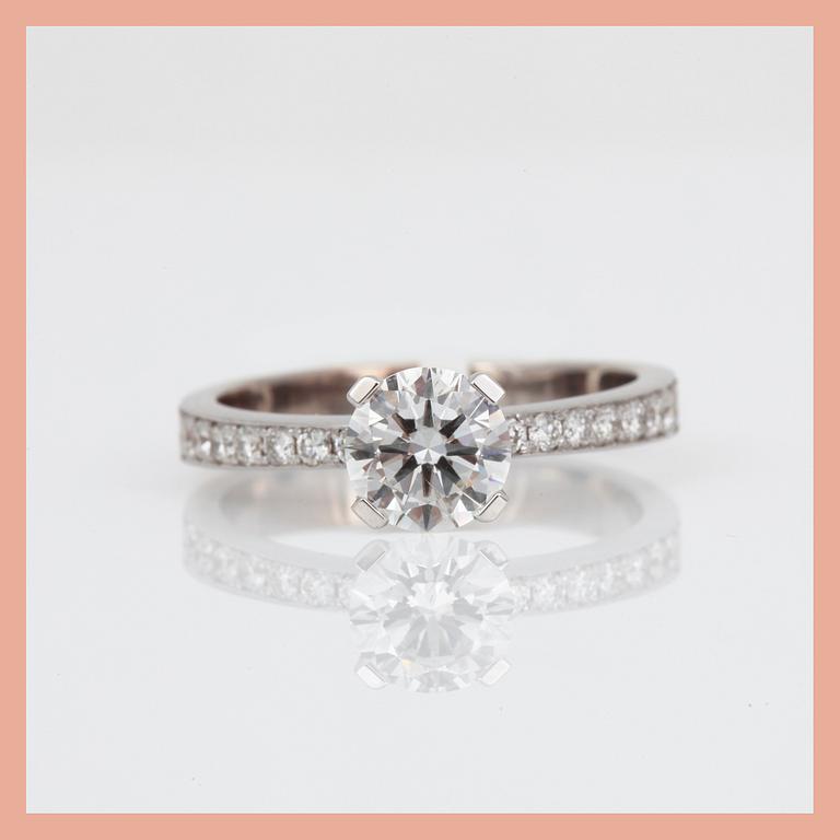 RING, 18K vitguld med briljantslipade diamanter, tot ca 1,27 ct. Total vikt ca 3,63 g.