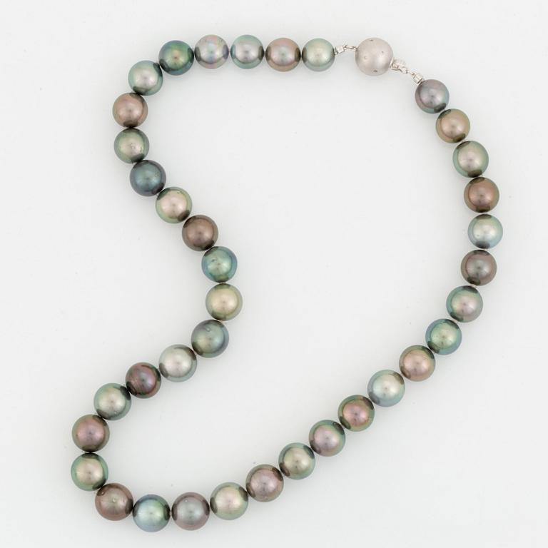 A Tahitian cultured pearl necklace.