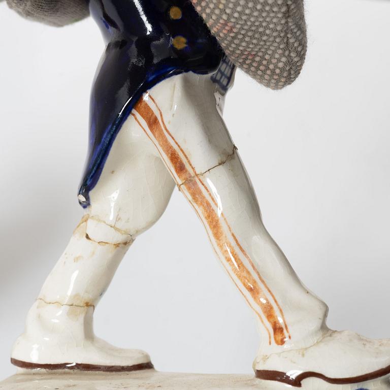 Kai Nielsen, figuriner, 3 st, fajans, ur "Aftonsällskapet", Aluminia, Danmark, 1900-talets början.