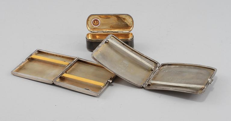 CIGARETTETUIER, 2 st samt DOSA, silver, importstämplar, 1800/1900-tal. Total vikt 330 g.