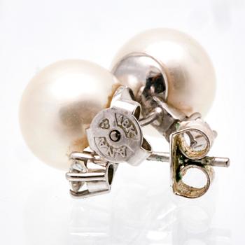 Earrings 18K whitegold 2 cultured pearls approx 10 mm and 2 brilliant-cut diamonds approx 0,15 ct.