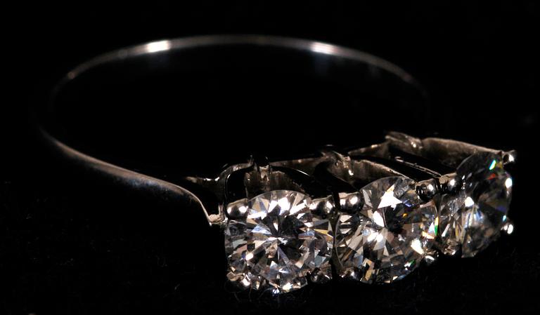RING, vitguld med tre briljanter, ca 0,90-1,0 ct.