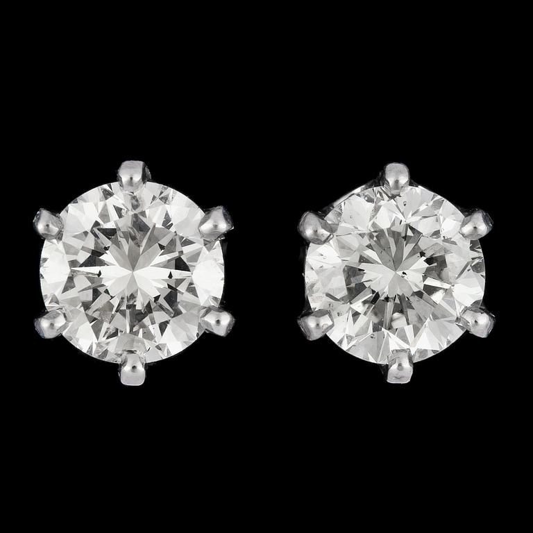A pair of brilliant cut diamond studs, tot. app. 1. cts.
