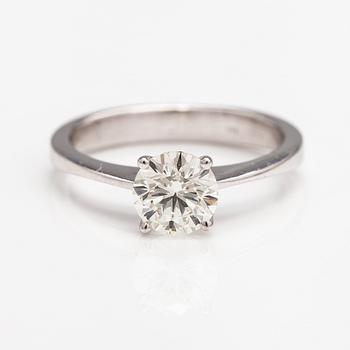 An 18K white gold ring with a ca. 1.01 ct diamond according to certificate.