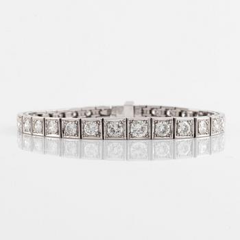 An 18K white gold bracelet set with round brilliant-cut diamonds.