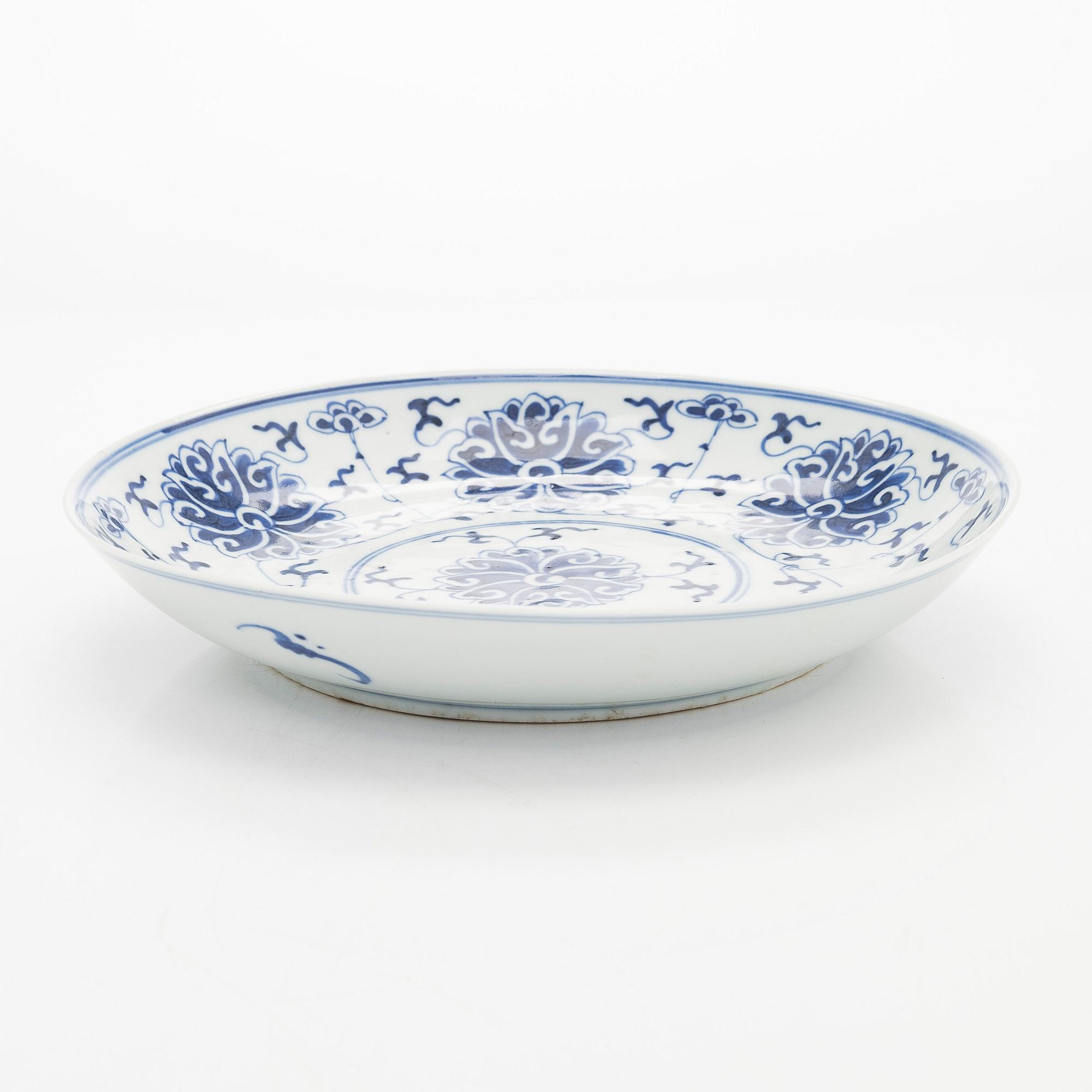 A blue and white lotus porcelain dish, Qing dynasty, 19th century.