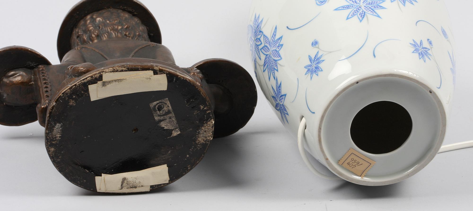 BORDSARMATUR SAMT STÄLL/FIGURIN, porslin resp konstmassa. 1900-tal.