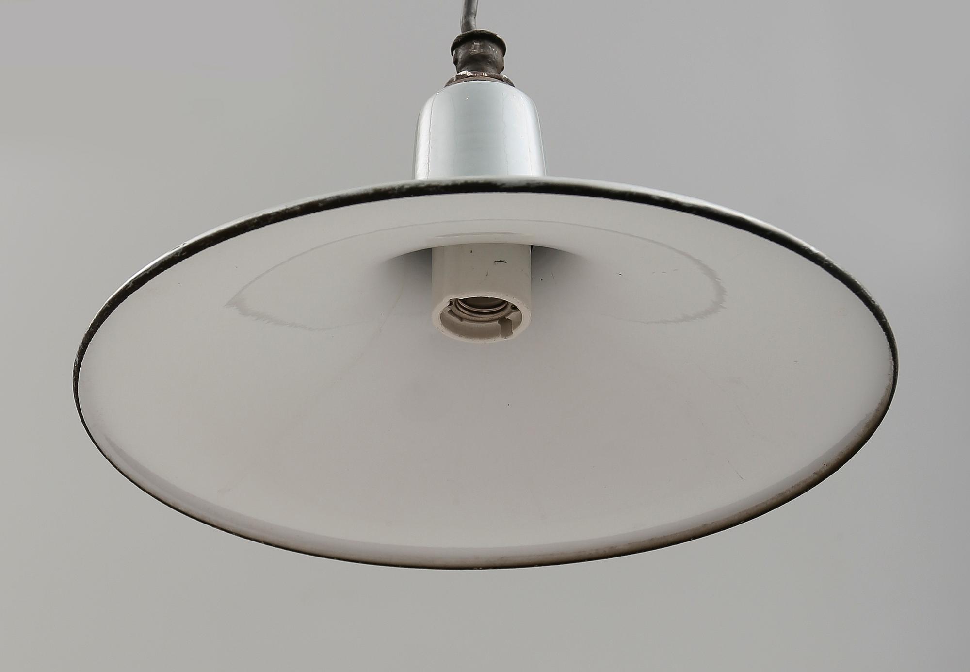 INDUSTRILAMPOR, 2 st, emalj, 1900-talets första hälft. Höjd 44 cm.