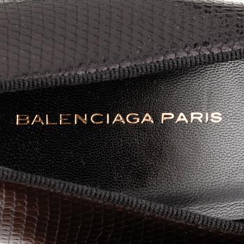 BALENCIAGA, a pair of black leather pumps, size 39.