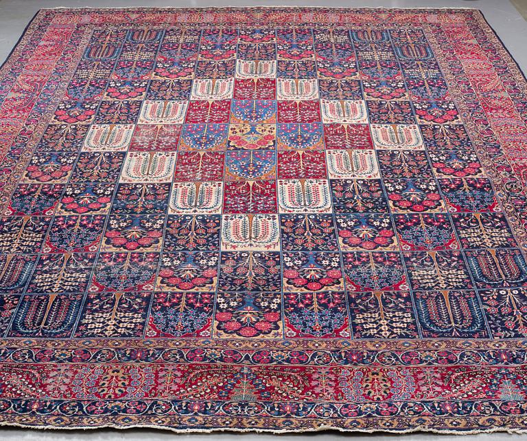 A carpet, an antique/a semi-antique Yezd, ca 557-562 x 366,5-370,5 cm.
