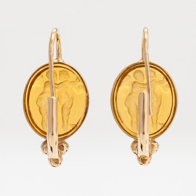 A pair of 18K gold earrings with glass intaglio. Italy.