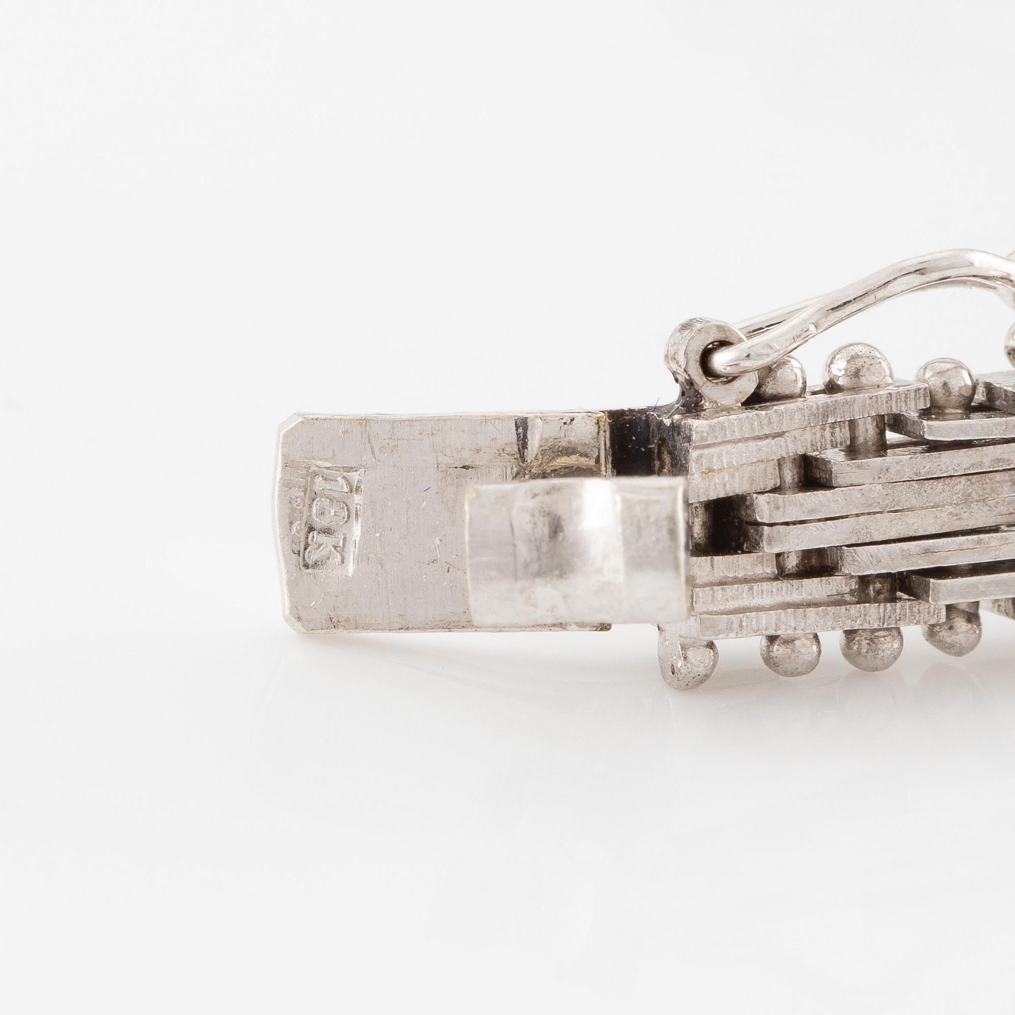 Armband 18K vitguld med briljantslipade diamanter i blomformation.