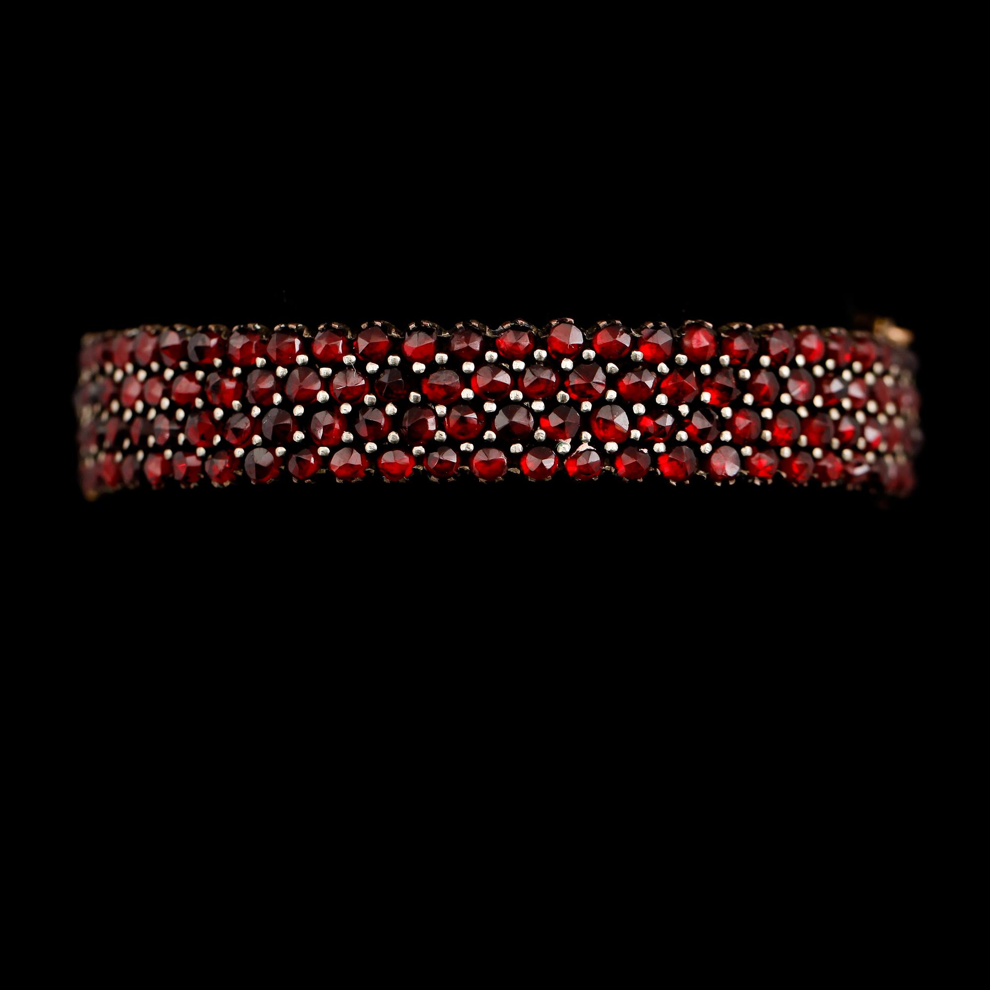 ARMBAND, granater, 1900-talets första hälft.