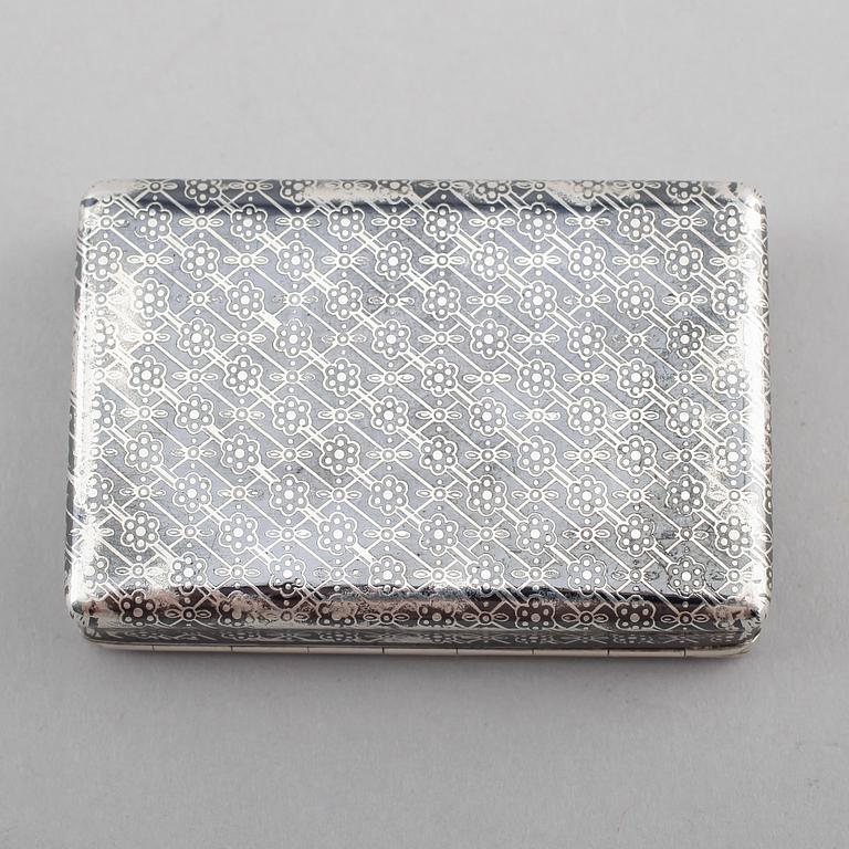 DOSA, silver, Paris, 1800-talets första hälft. Vikt ca 68 gram.