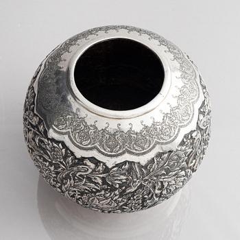 Vas, silver, Persien, 1900-talets första hälft.