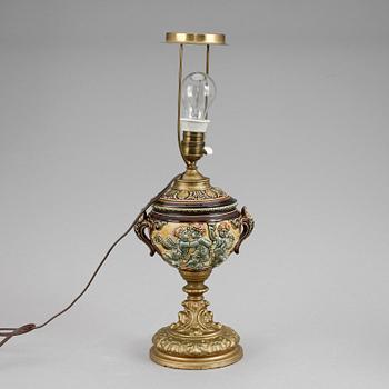 BORDSLAMPA, majolika, 1900-talets första kvartal.