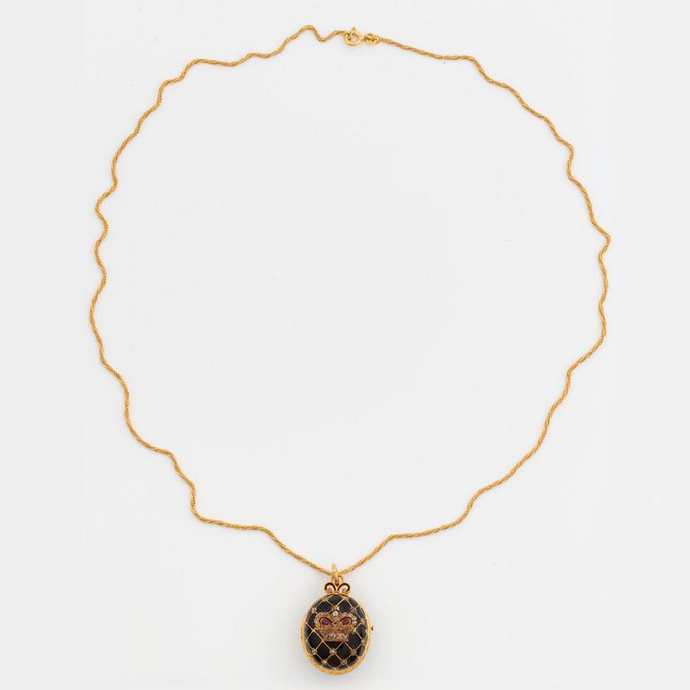 Hänge i form av ägg 18K guld med svart emalj och rosenslipade diamanter och rubiner.
