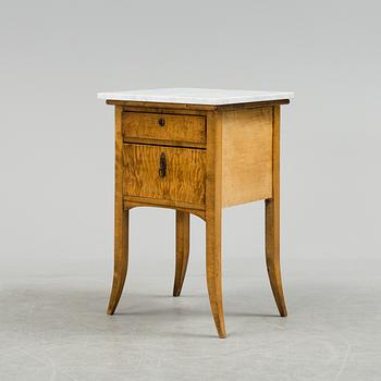 SÄNGBORD, björk, 1900-talets första hälft.