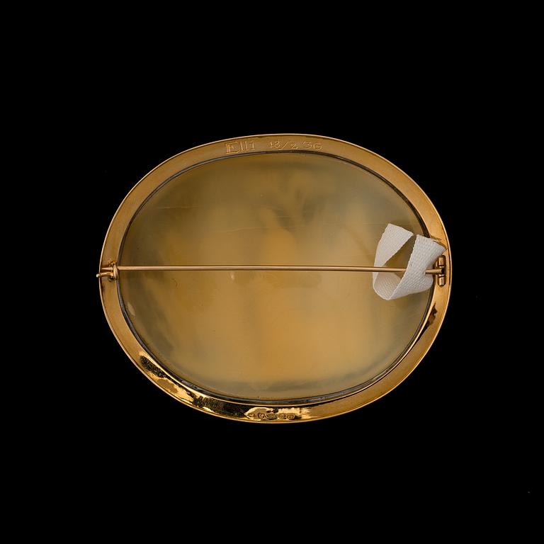 A BROOCH / CAMEO, 18K gold. Setting by Suomen Kultasepät, Turku Finland 1935.