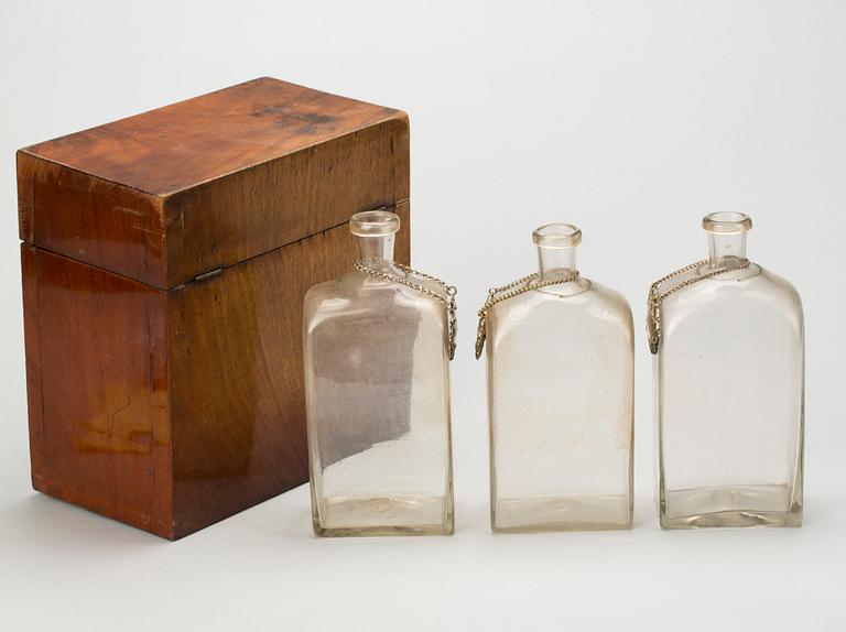 SCHATULL med FLASKOR, 1800-tal.