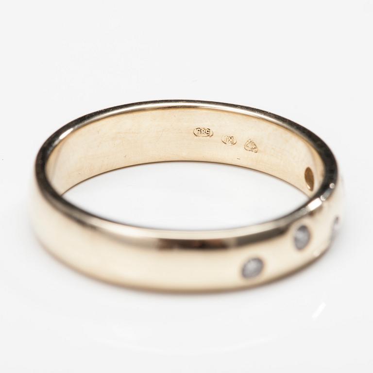 RING, 14K guld, 5 små diamanter, finska kontrollstämplar. Vikt 3,4 g.