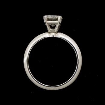 RING, 18k vitguld med briljantslipad diamant, totalt ca 1,2 ct. Vikt ca 4,9 gram.