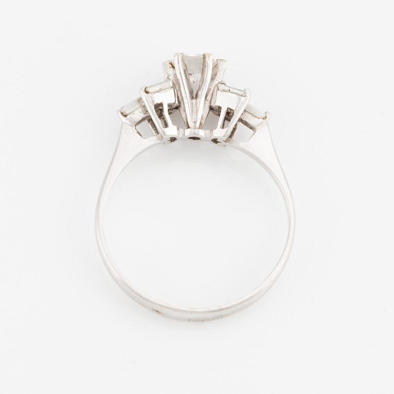 Ring, 14K vitguld med briljantslipad och baguetteslipade diamanter.