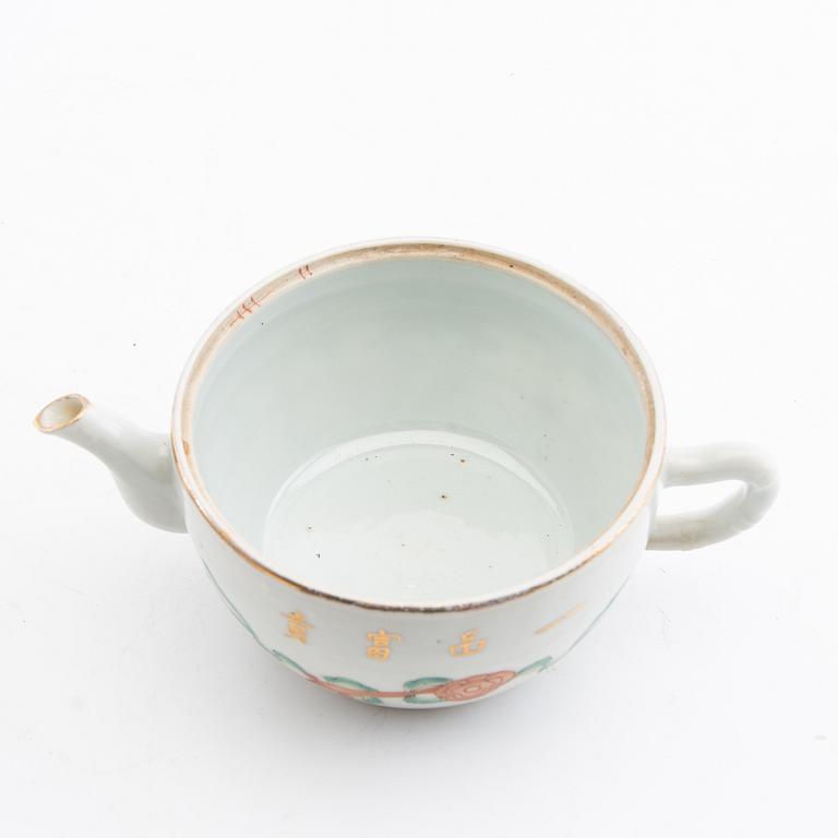 A set of three differently decorated tea pots with covers, Qing dynasty, 18century and 20th century.