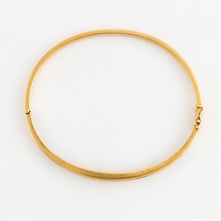 Armring, 18K guld med briljantslipade diamanter och rubiner.