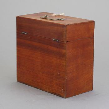 FLASKSCHATULL MED 3 FLASKOR, 1800-talets första hälft.