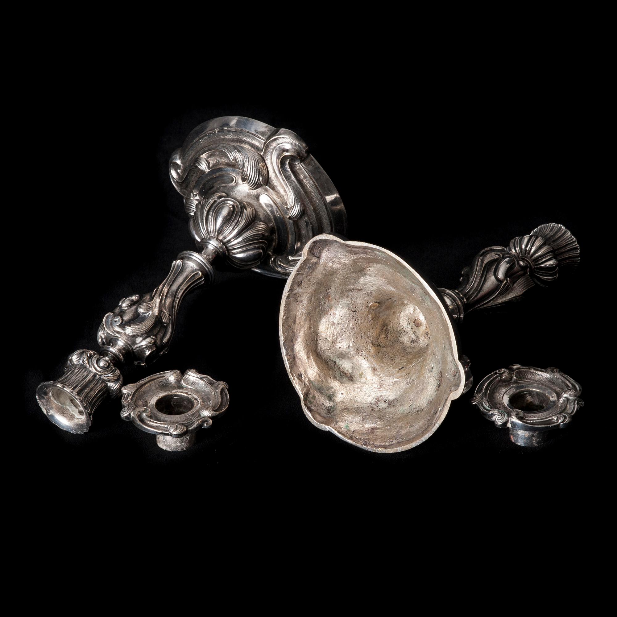 LJUSSTAKAR, ett par, vitmetall, rokokostil, 1800-talets senare hälft.