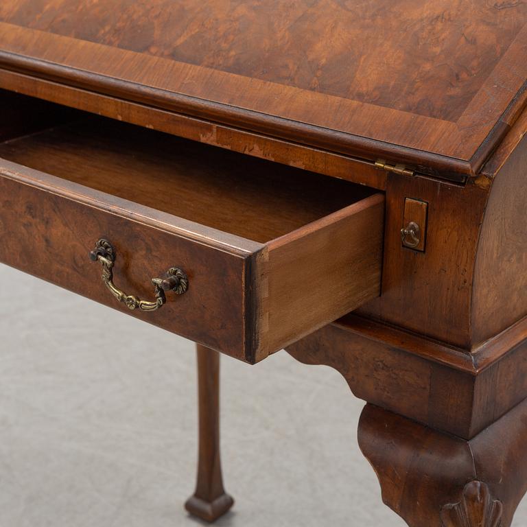 SECRETAIRE, Queen Anne-style, England, 20th century.