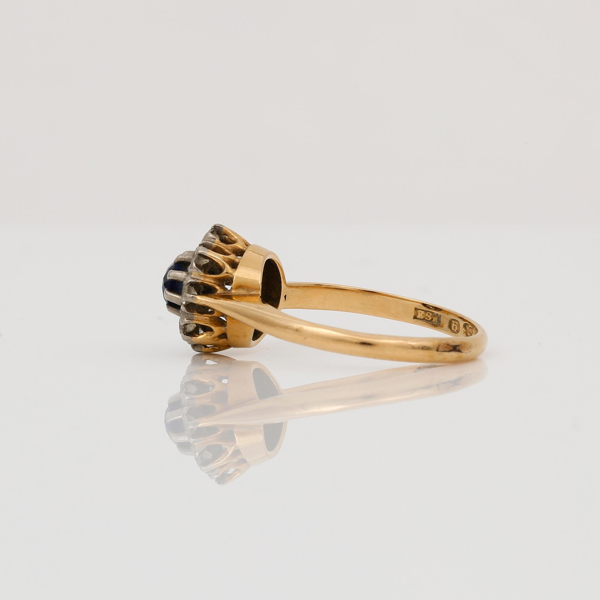 RING, 18K guld. Med safir samt briljantslipade diamanter.