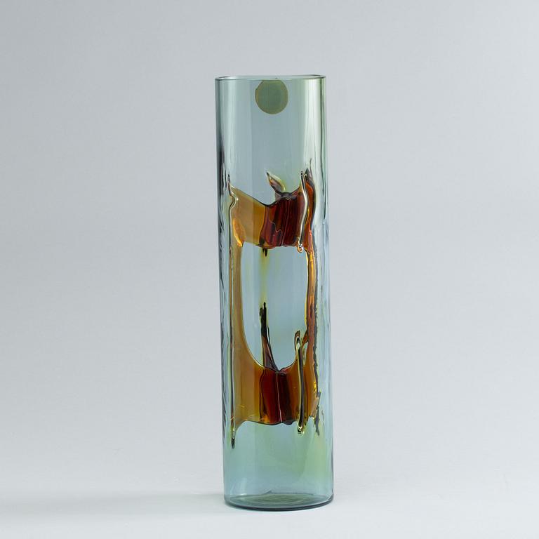 A TONI ZUCCHERIE SCORZE VEART GLASS VASE, around 1970.