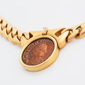Bulgari "Monete" collier 18K guld med ett romerskt mynt och en baguetteslipad diamant.