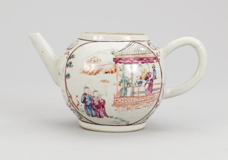 A famille rose teapot, Qing dynasty, Qianlong (1736-95).