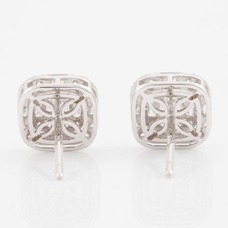 Earrings, 18K white gold set with brilliant-cut and baguette-cut diamonds.