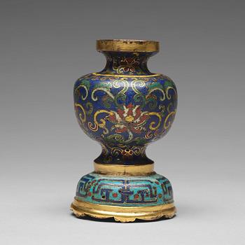 665. VAS, cloisonné. Qingdynastin, 1700-tal.