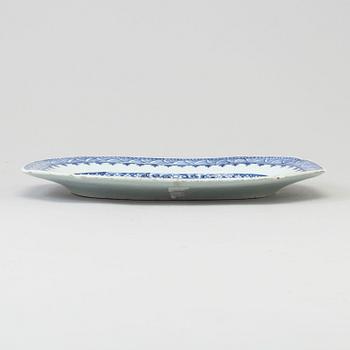 A blue and white export porcelain dish, Qing dynasty, Qianlong (1736-95).